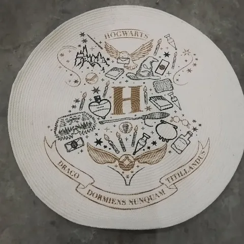 QUALITY DESIGNER AREA RUG - APPROXIMATELY 80X80CM