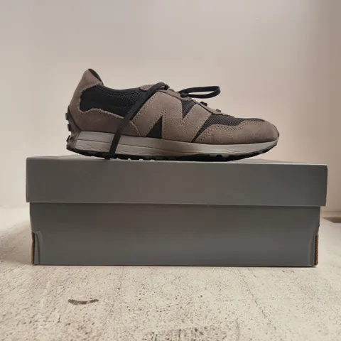 BOXED PAIR OF NEW BALANCE 327 TRAINERS IN BLACK/CHARCOAL GREY SIZE UK 5