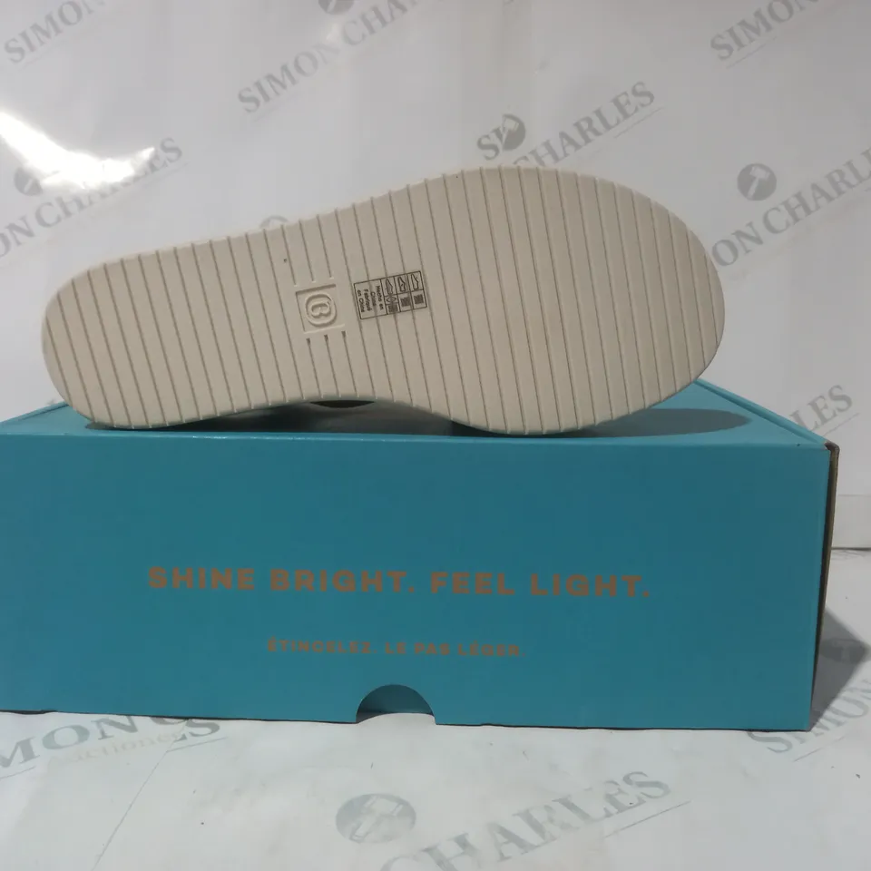 BOXED PAIR OF BZEES OPEN TOE WEDGE SANDALS IN BLACK SIZE 7