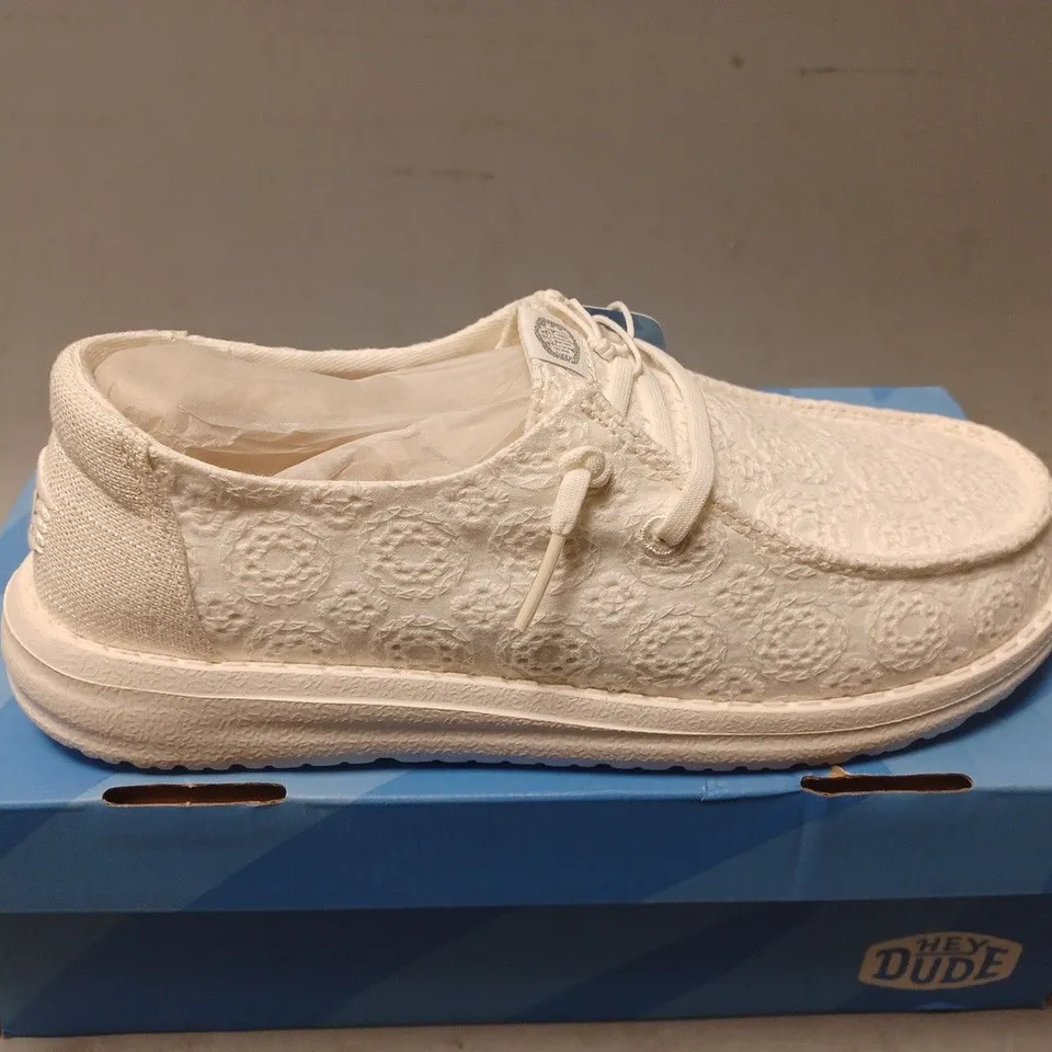 BOXED PAIR OF HEY DUDE WENDY EYELET LACE SHOES - UK SIZE 5