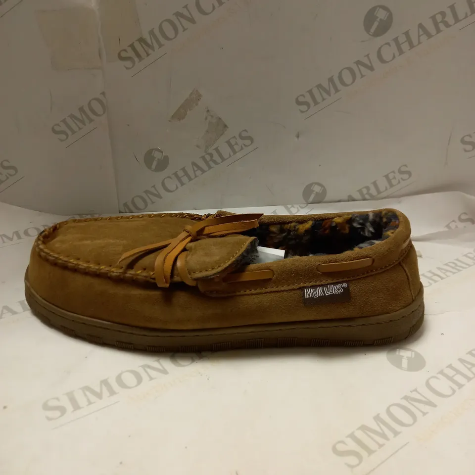 MUK LUKS MENS TAN SLIP ON SHOES - SIZE 10.5