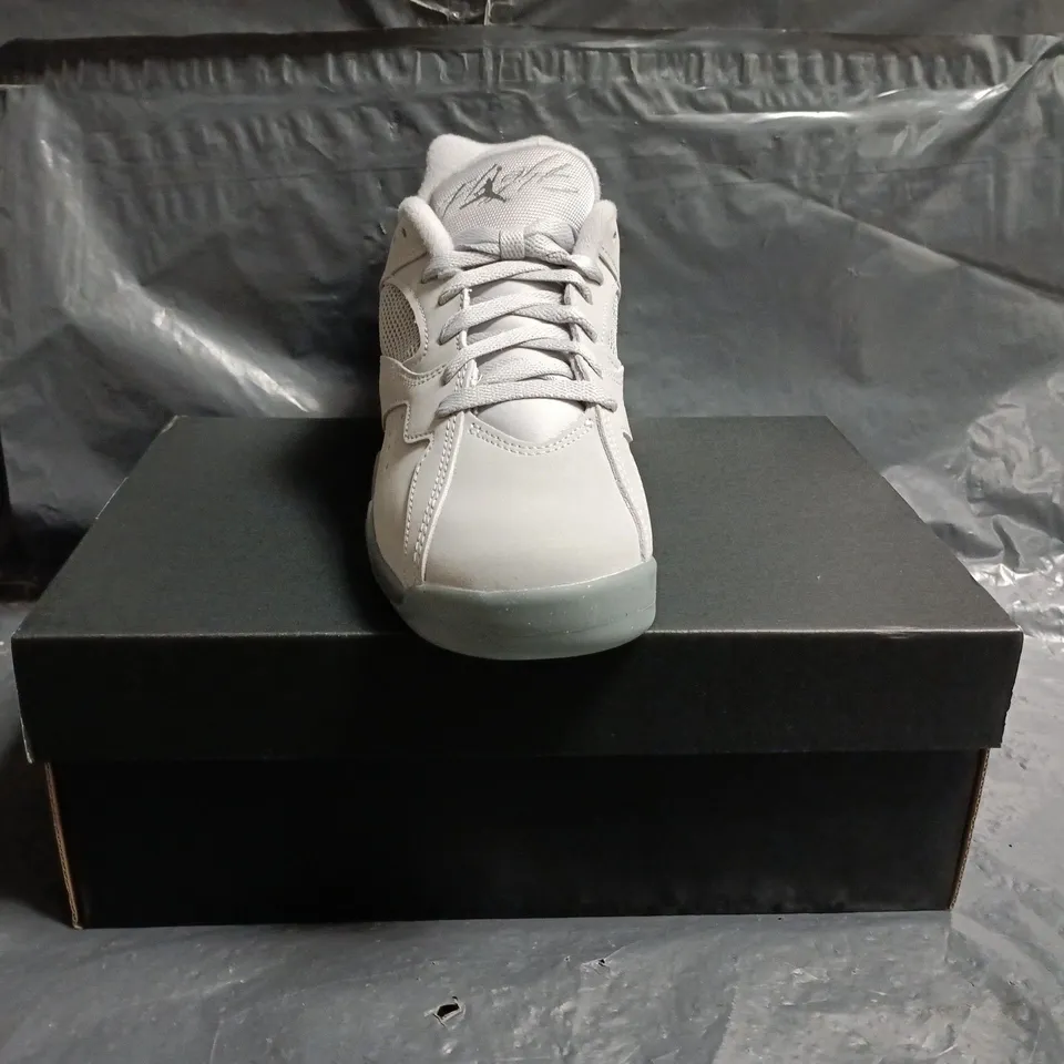 BOXED PAIR OF NIKE JORDAN MVP 92 GS SHOES IN GREY SIZE 5.5