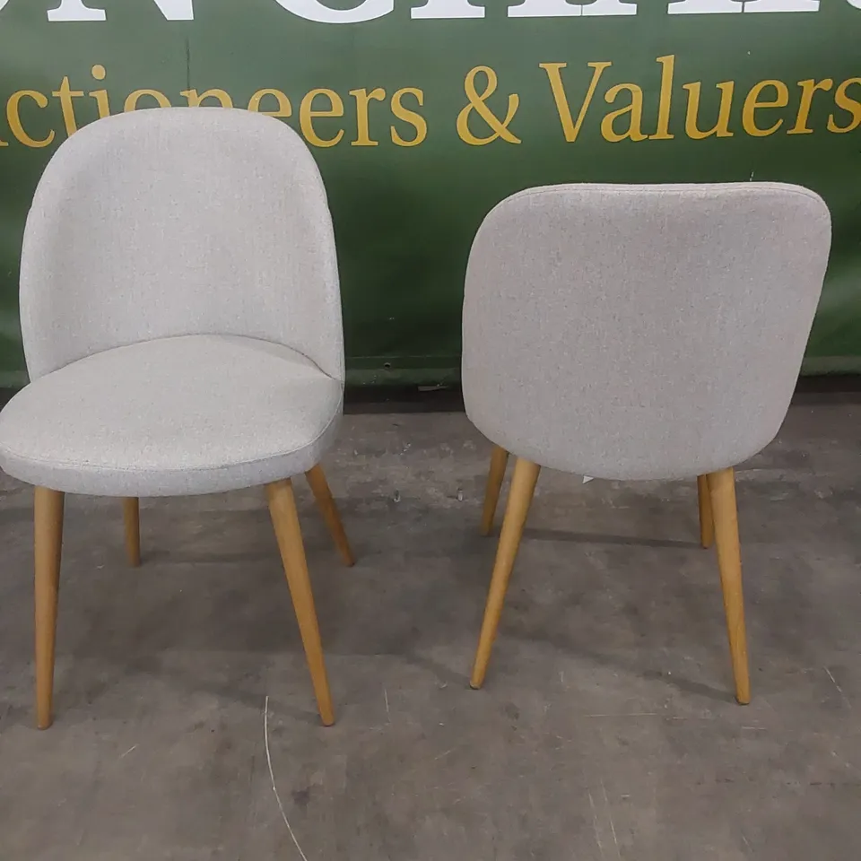 DESIGNER SET OF 2 MINIMALIST FABRIC UPHOLSTERED DINING CHAIRS WITH OAK LEGS 