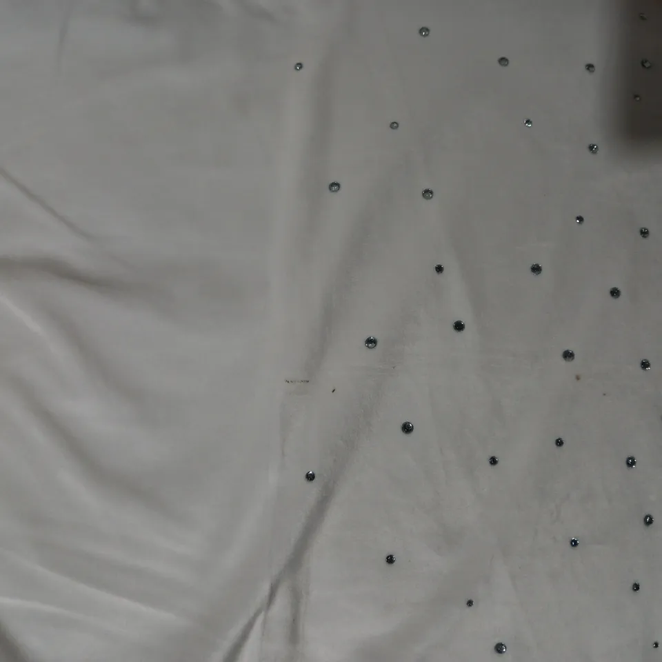 BOXED JM BY JULIEN MACDONALD GLITTER BURST BEDSPREAD IN WHITE (250 X 260CM)