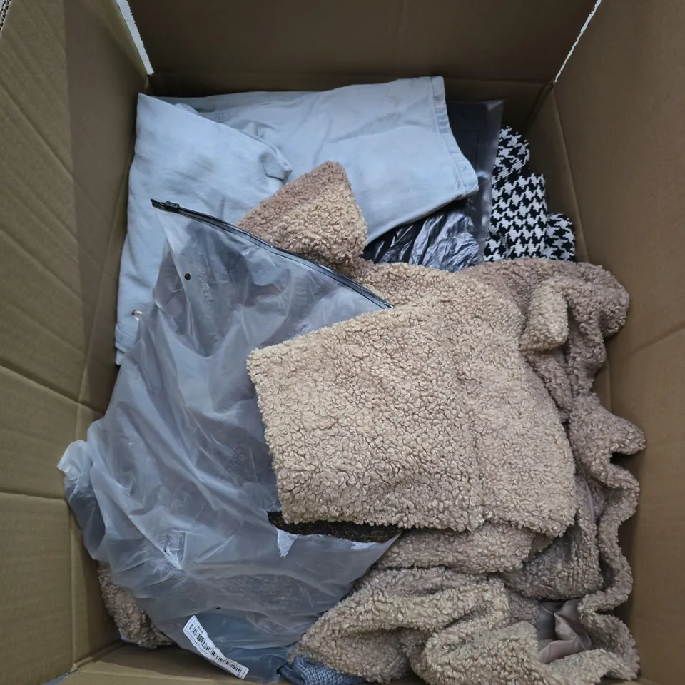 APPROXIMATELY 25 ASSORTED CLOTHING AND FASHION PRODUCTS IN VARIOUS STYLES AND SIZES - COLLECTION ONLY