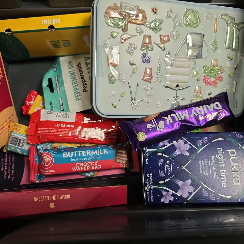 APPROXIMATELY 9 ASSORTED FOOD ITEMS TO INCLUDE - MIGHTY POUCH CHEWING GUM , SIMPLY COOK HOT CAJUN MEATBALLS ETC