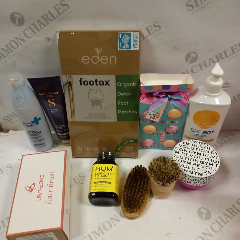 BOX OF APPROXIMATELY 20 ASSORTED HEALTH & BEAUTY PRODUCTS TO INCLUDE EDEN FOOTOX FOOD PATCHES, URTHEONE HAIR BRUSH, CECE MED HAIR LOSS SHAMPOO ETC