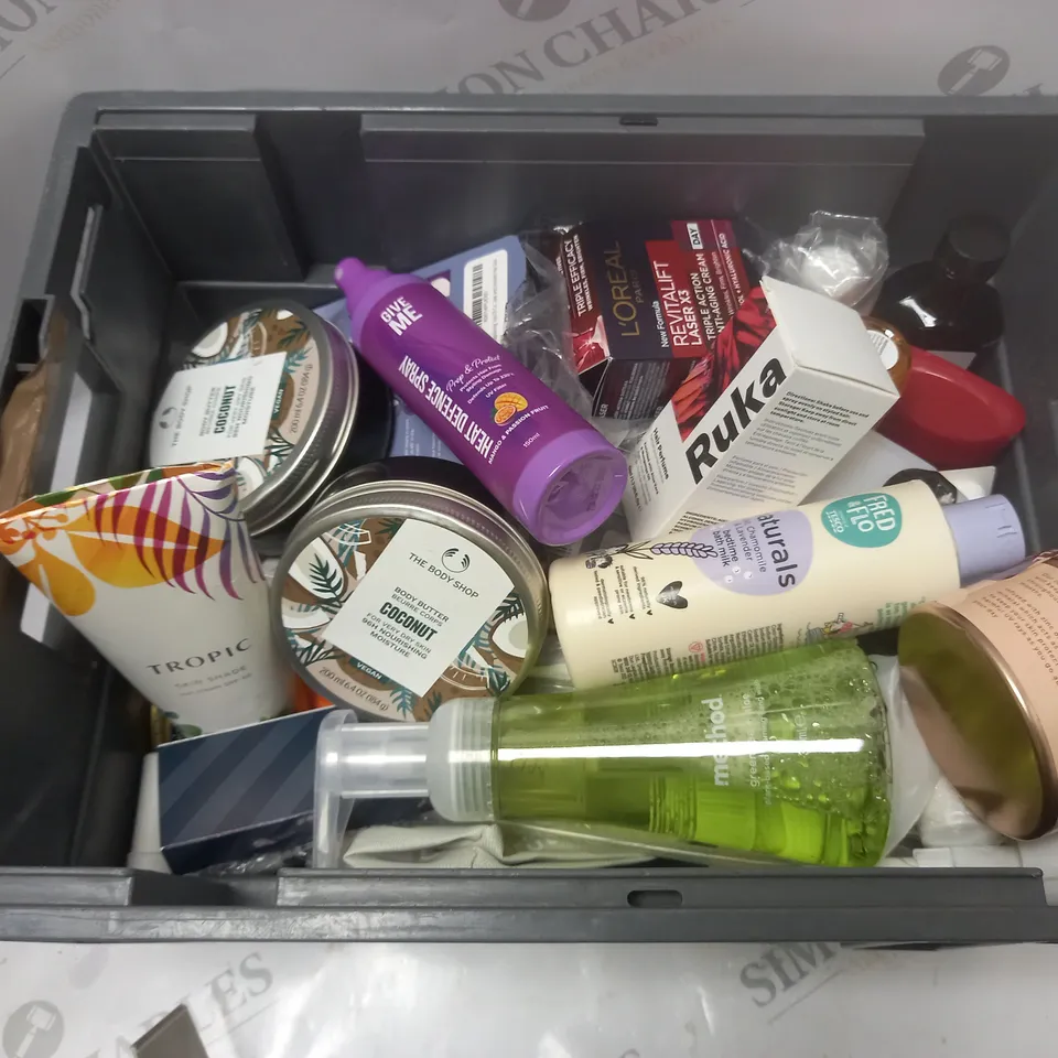 APPROXIMATLEY 20 COSMETICS ITEMS TO INCLUDE RUKA HAIR PERFUME (50ml), THE BODY SHOP COCONUT BODY BUTTER (200ml), LOREAL PARIS REVITALIFT LASER x3 ANTTI AGING CREAM (50ml), ETC