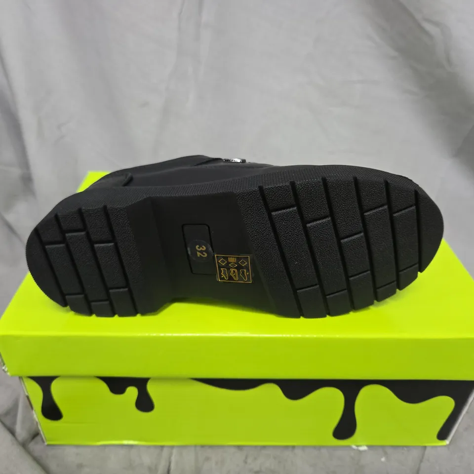 BOXED PAIR OF KOI KIDZ PLAYFUL TREK KIDZ LACE UP SHOES IN BLACK - UK 13K