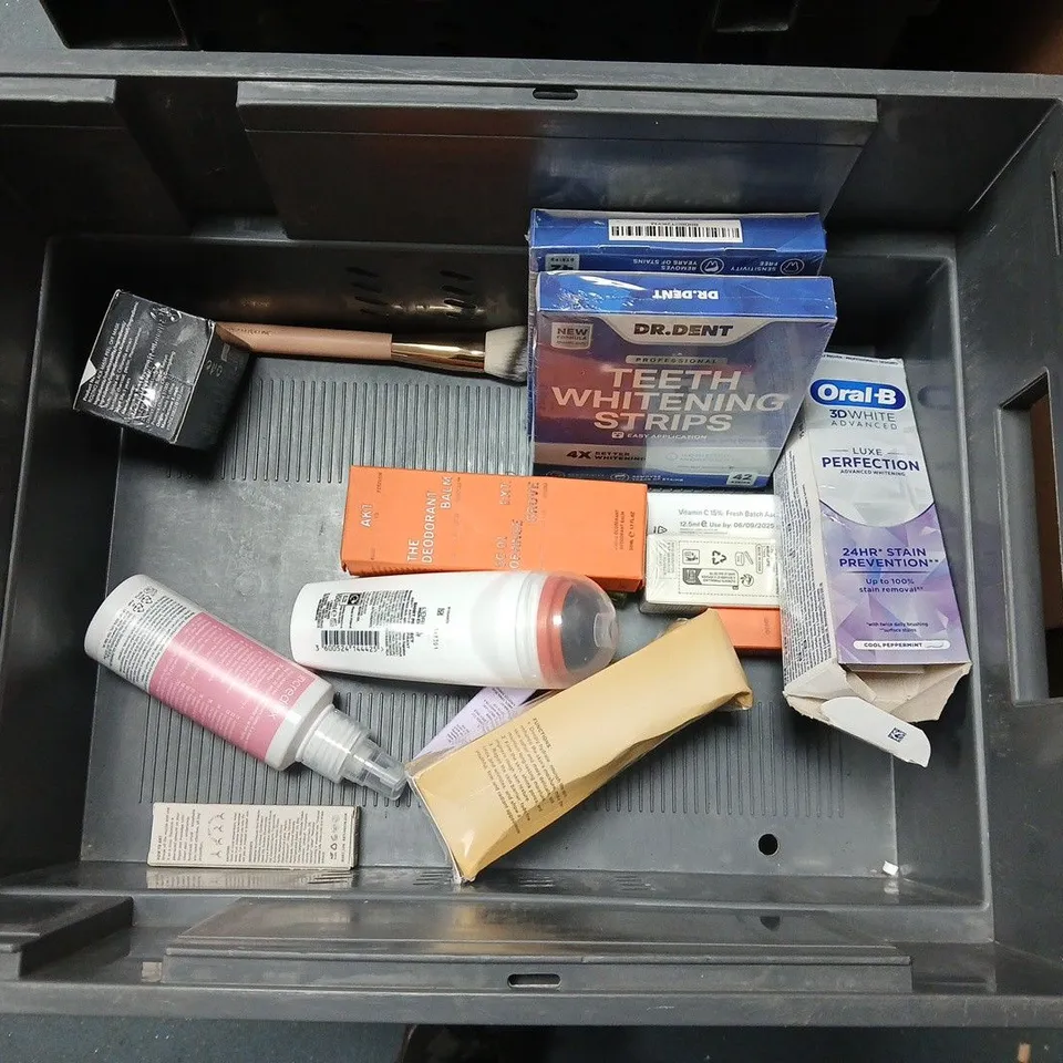 APPROXIMATEY 20 ASSORTED HEALTH AND BEAUTY PRODUCTS TO INCLUDE VASELINE BODY LOTION, ORAL-B TOOTHPASTE AND GLOVED HAND WASH
