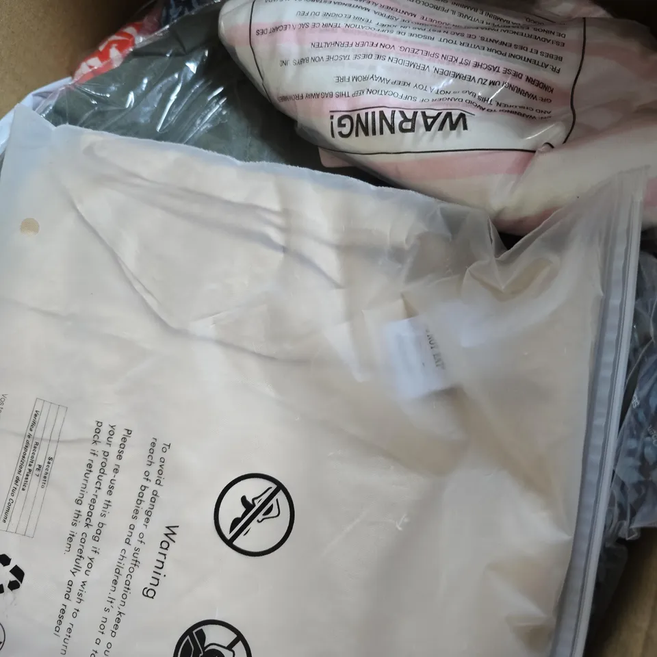 APPROX 20 ASSORTED ITEMS OF CLOTHING IN VARIOUS SIZES TO INCLUDE TOPS, JUMPERS, DRESSES, ETC