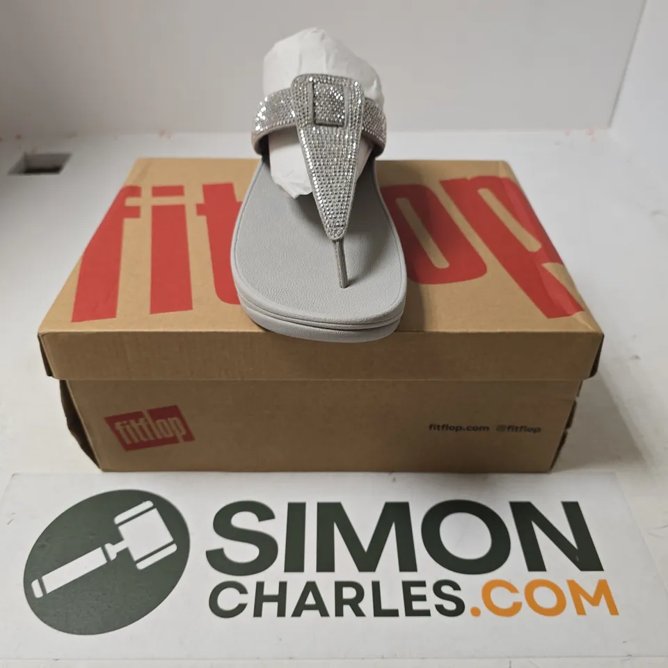 BOXED PAIR OF FITFLOP ISABELLE TOE POST SANDALS IN SILVER - UK 6