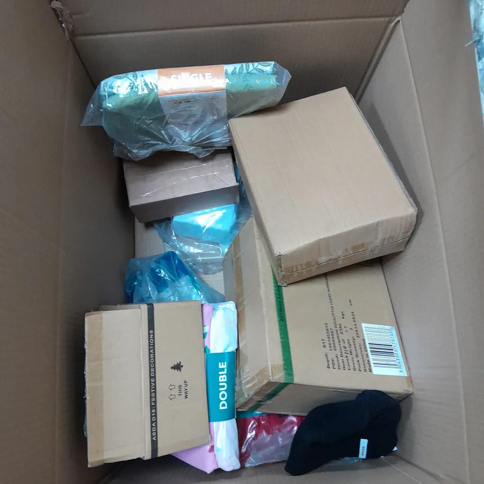 APPROXIMATELY 15 HOUSEHOLD ITEMS TO INCLUDE DOG COAT, BEDDING AND A GLASS TEALIGHT