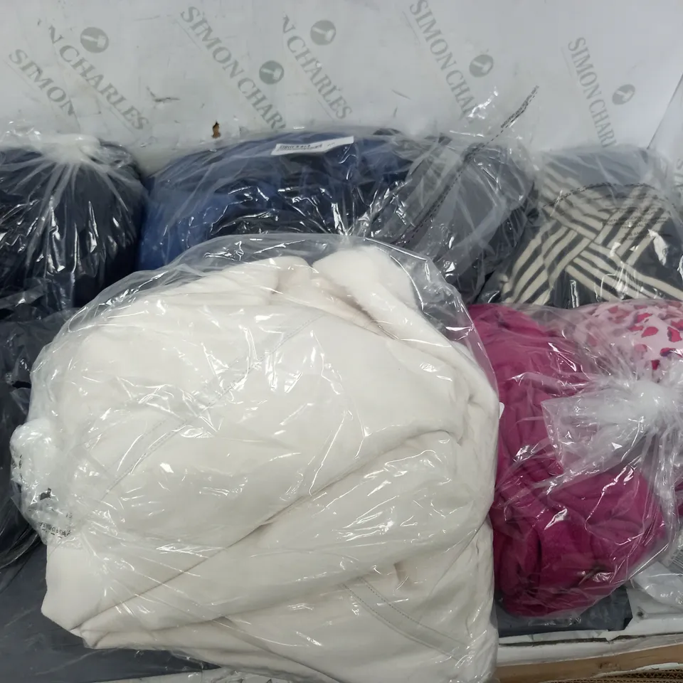 APPROXIMATELY 15 ASSORTED CLOTHING ITEMS TO INCLUDE JOGGERS, TOPS, JACKETS, ETC