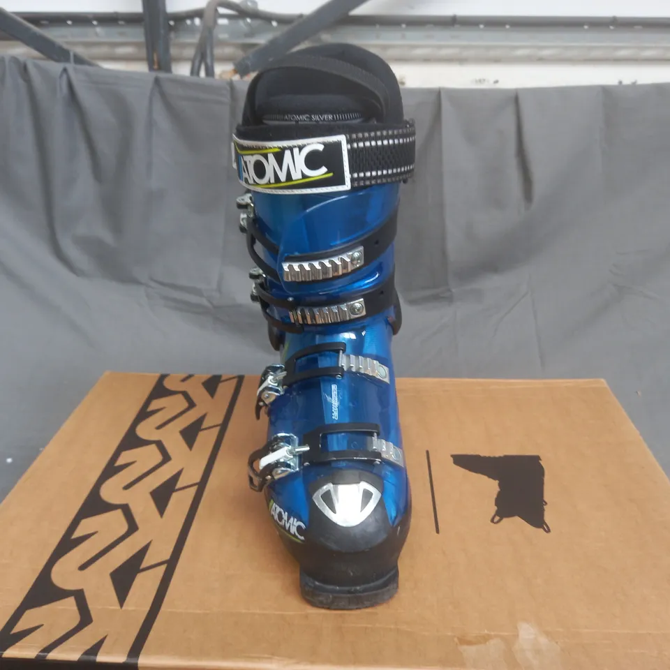 BOXED PAIR OF ATOMIC BCF 100 GRIPWALK SKI BOOTS IN BLUE/YELLOW SIZE 26.5