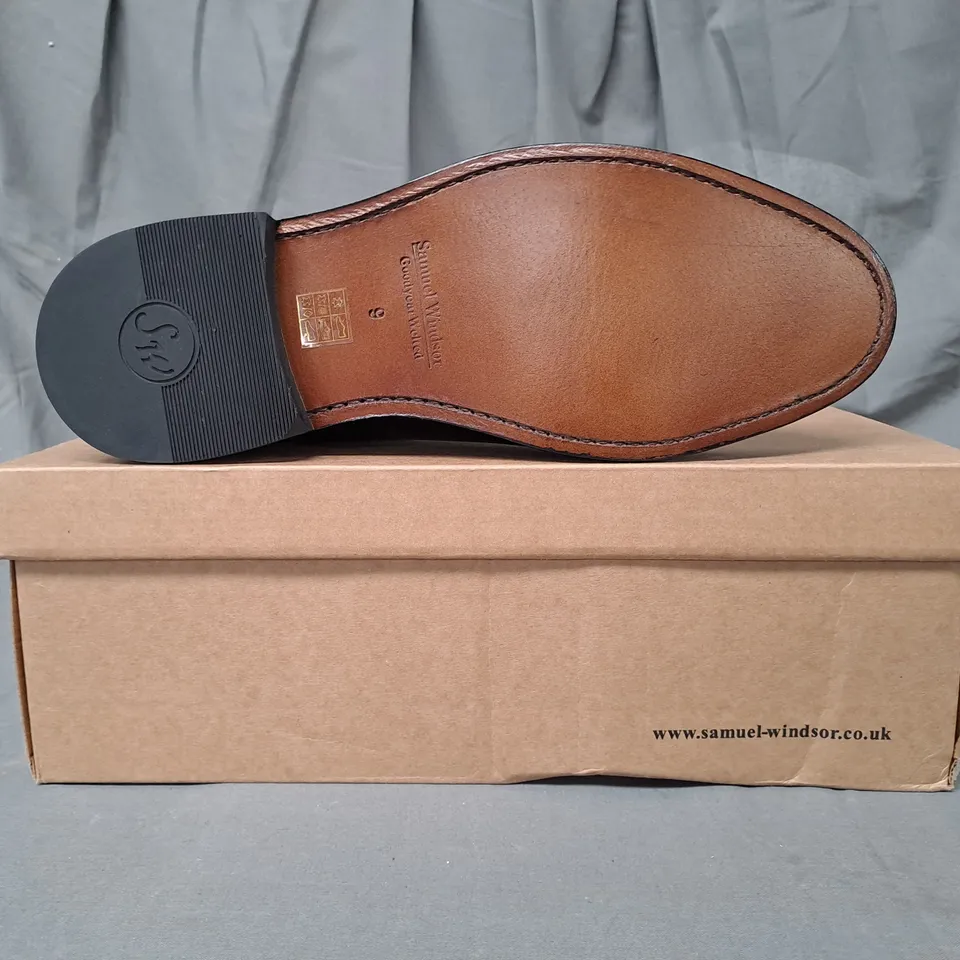 BOXED PAIR OF SAMUEL WINDSOR SHOES IN BLACK UK SIZE 9