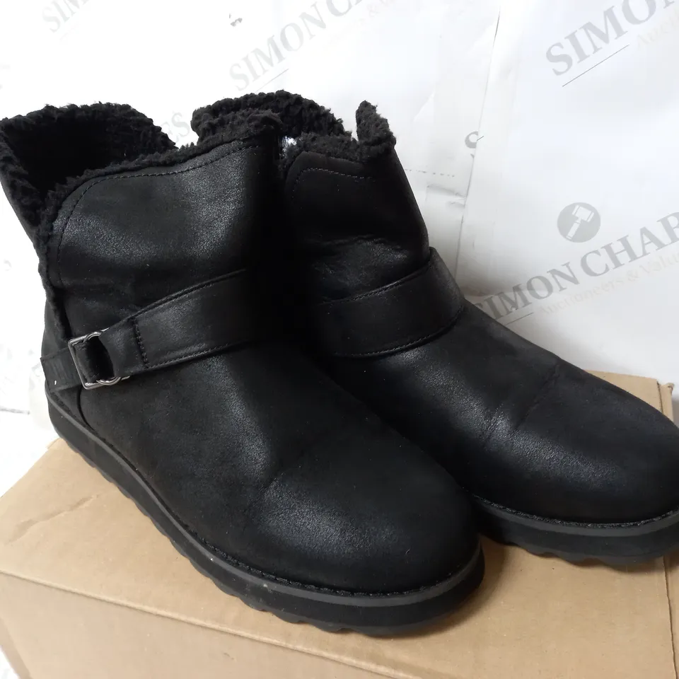 BOXED PAIR OF SKECHERS CABIN FEELS BOOTS BLACK SIZE 7