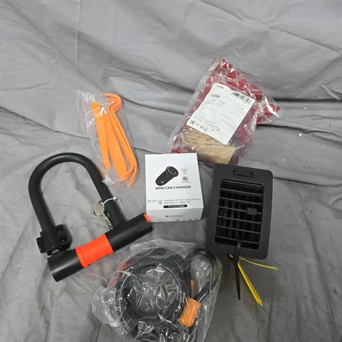 APPROXIMATELY 15 ASSORTED VEHICLE PARTS/ACCESSORIES TO INCLUDE MINI CHARGER, D-LOCK, HEATER VENT UNIT ETC 
