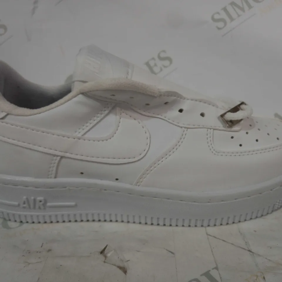 BOXED PAIR OF NIKE AIR FORCE 1 SHOES IN WHITE UK SIZE 5