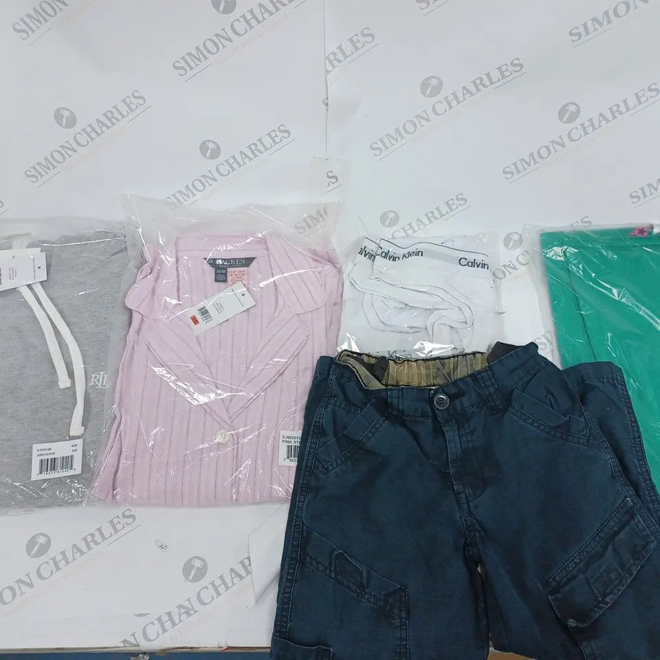 LARGE QUANTITY OF CLOTHING ITEMS TO INCLUDE DRESSES, SWEATERS, JEANS, T-SHIRTS, ETC