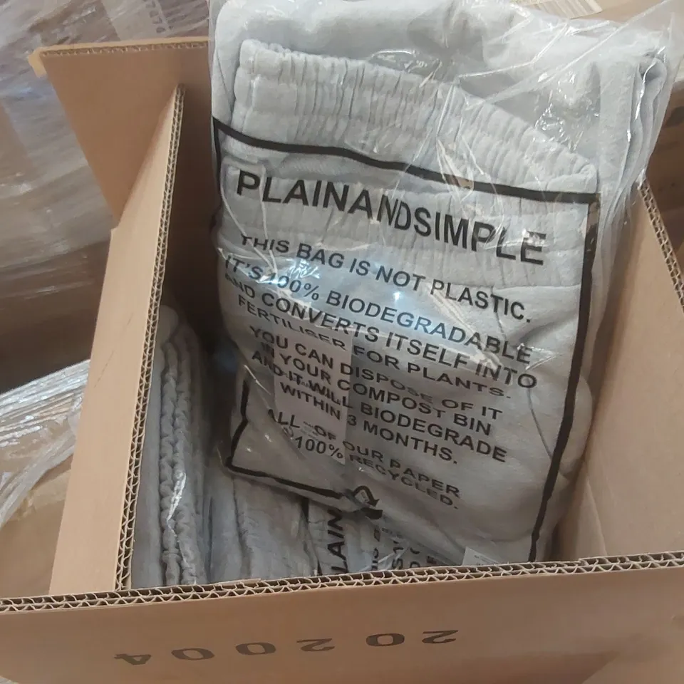 PALLET CONTAINING A LARGE QUANTITY OF ASSORTED ITEMS INCLUDING: UNICORN LUNCH BOXES, PLAINANDSIMPLE SWEATPANTS ECT