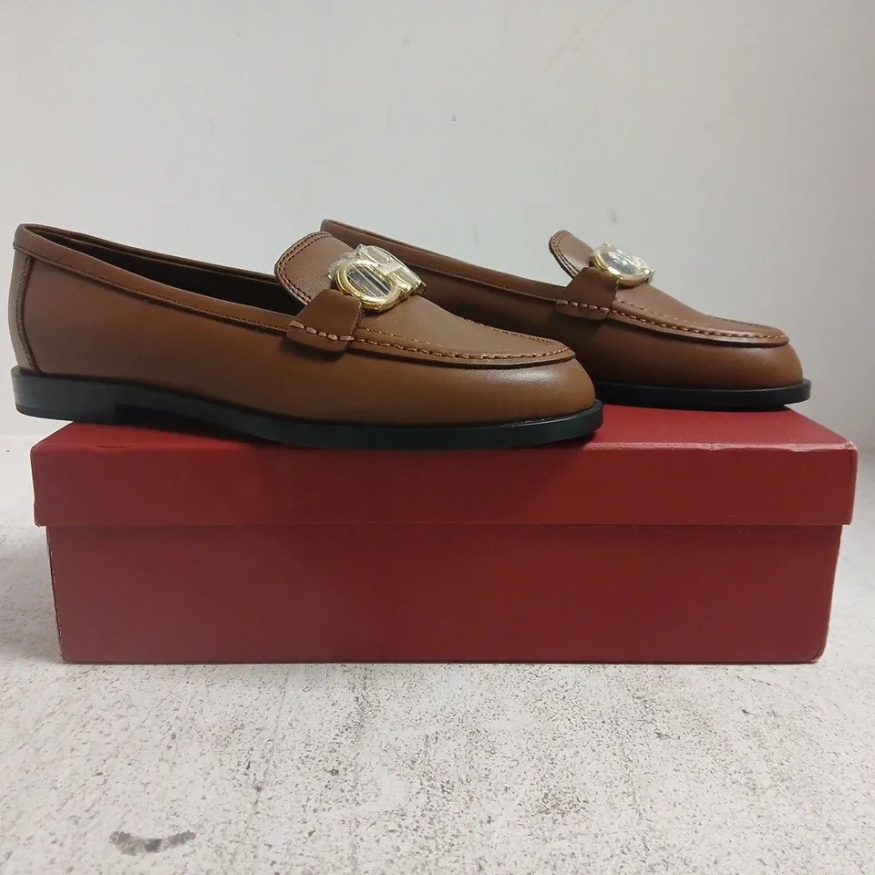 BOXED PAIR OF SALVATORE FERRAGAMO LOAFERS IN BROWN SIZE 9