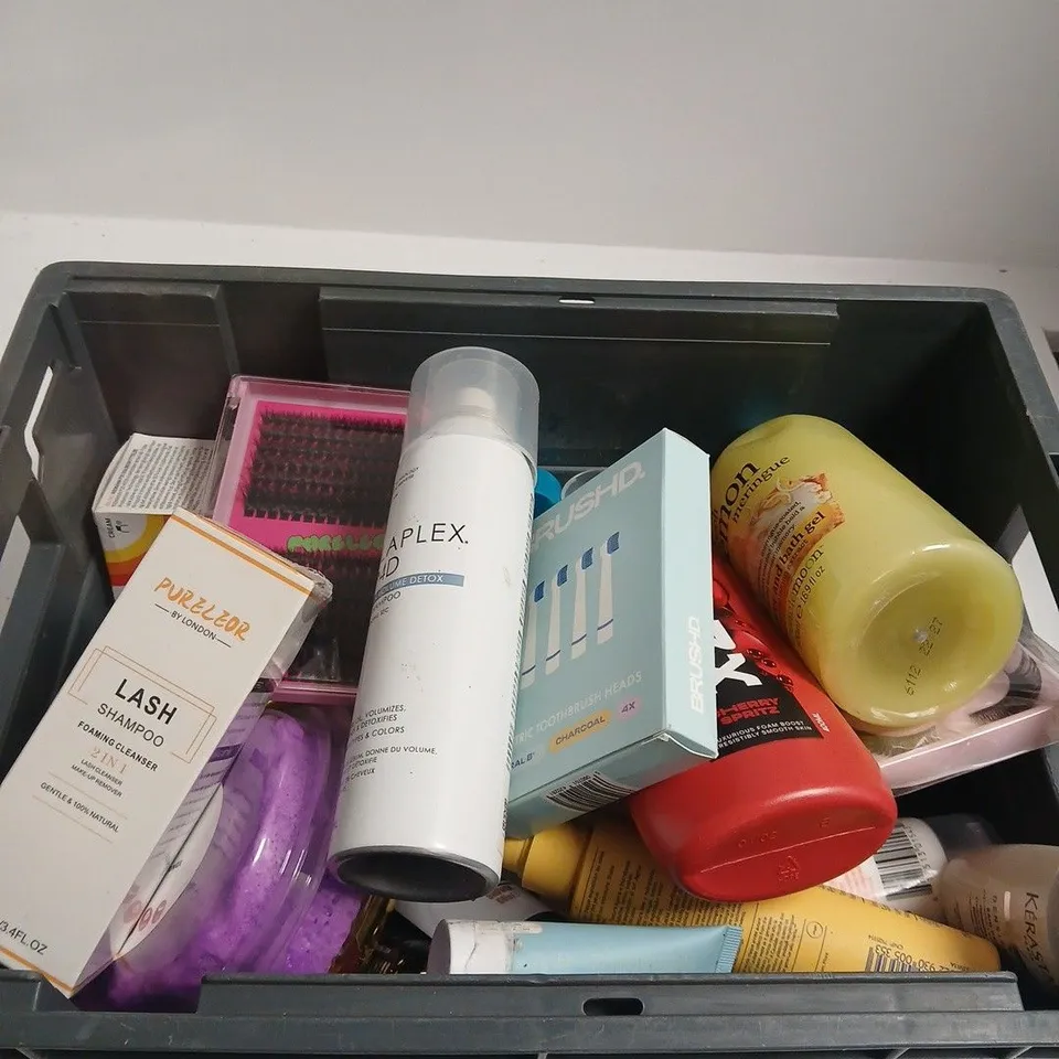 BOX OF APPROXIMATELY 10 ASSORTED BEAUTY PRODUCTS INCLUDING OOOH LEMON MERINGUE SHOWER AND BATH GEL, LYNX CHERRY SPRITZ LUXURIOUS FOAM BOOST AND BRUSHD ELECTRIC TOOTHRBRUSH HEADS