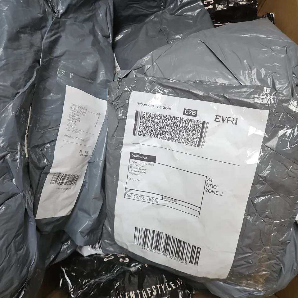 APPROXIMATELY 20 ASSORTED CLOTHING ITEMS IN VARIOUS STYLES AND SIZES 
