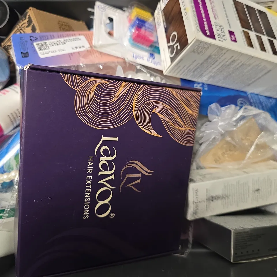 APPROXIMATELY 15 ASSORTED HEALTH & BEAUTY ITEMS TO INCLUDE - GIVE ME SHAMPOO , BLEMISH CONTROL ETC