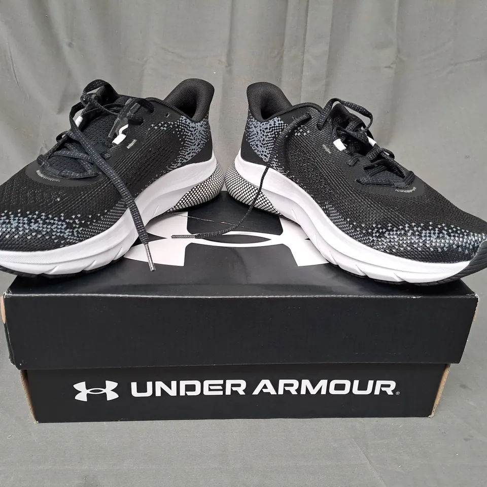 BOXED PAIR OF UNDER ARMOUR HOVR TURBULENCE 2 SHOES IN BLACK/GREY UK SIZE 6.5