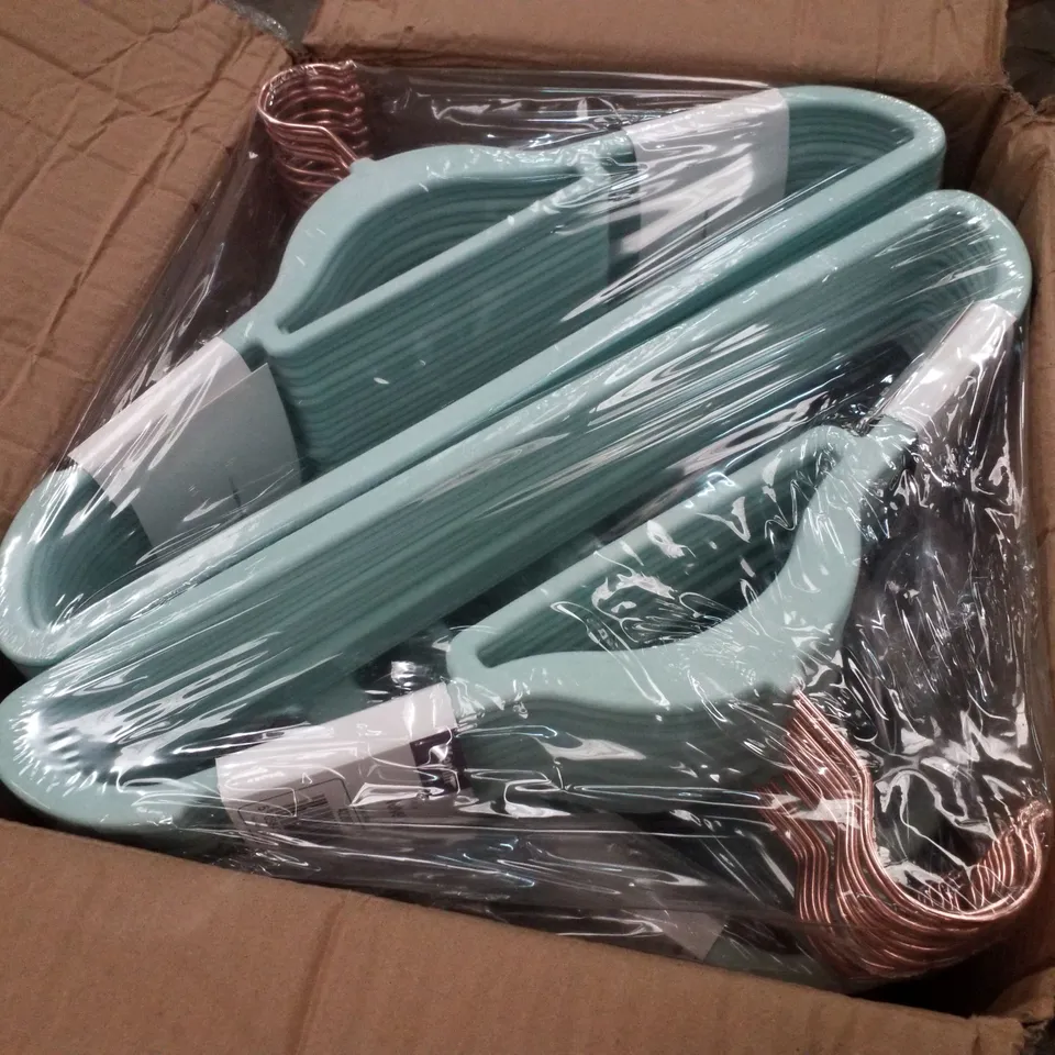 BOX CONTAINING 8 SETS OF 20 KEPLIN VELVET HANGERS 20PK - MINT GREEN 