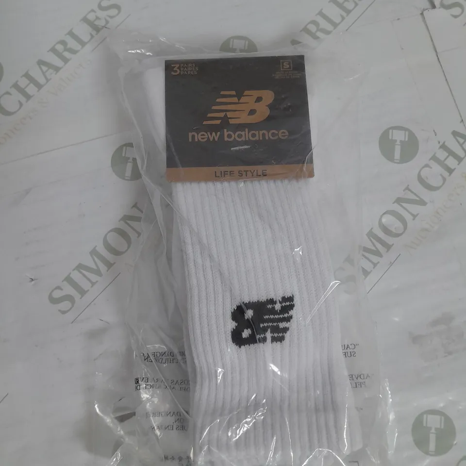 NEW BALANCE LOGO CREW SOCKS PACK OF 3 IN WHITE SIZE S