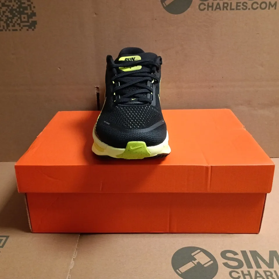 BOXED PAIR OF NIKE VOMERO 18 TRAINERS IN BLACK/LIME SIZE UK 7.5