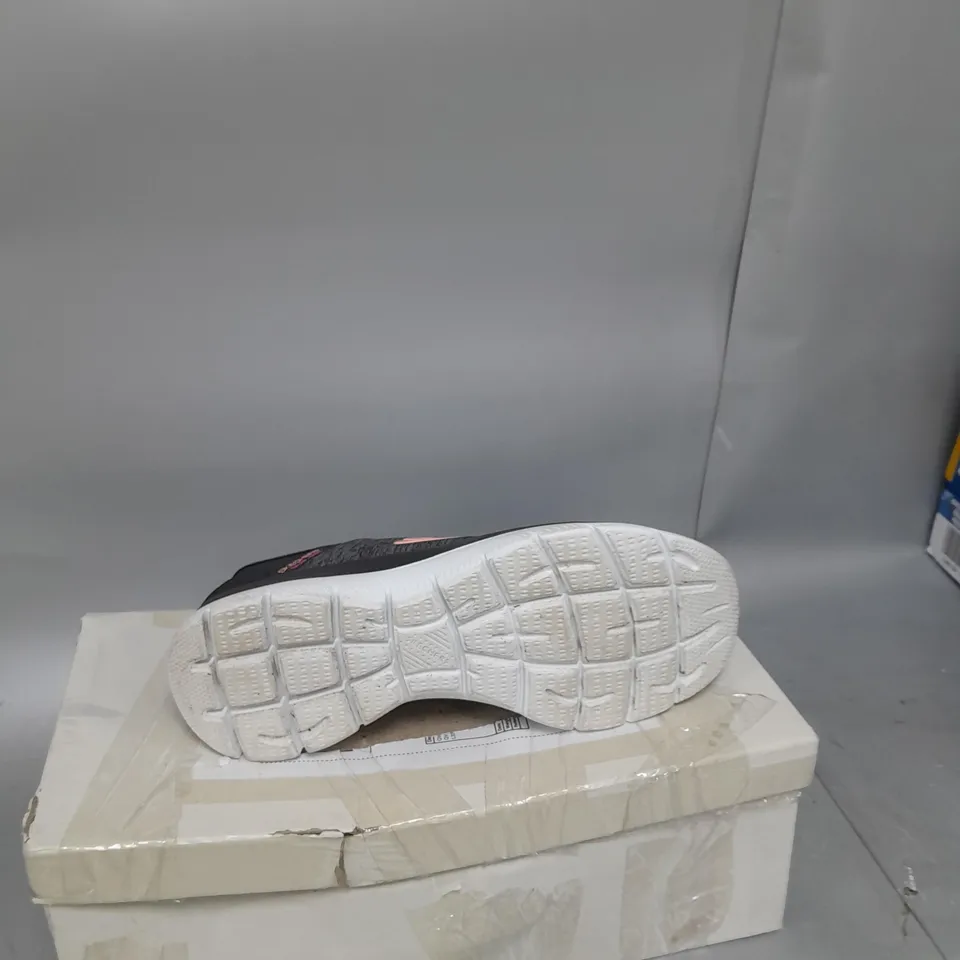 UNBOXED PAIR OF SKETCHERS SUMMIT SLIP ON TRAINER GREY SIZE 4