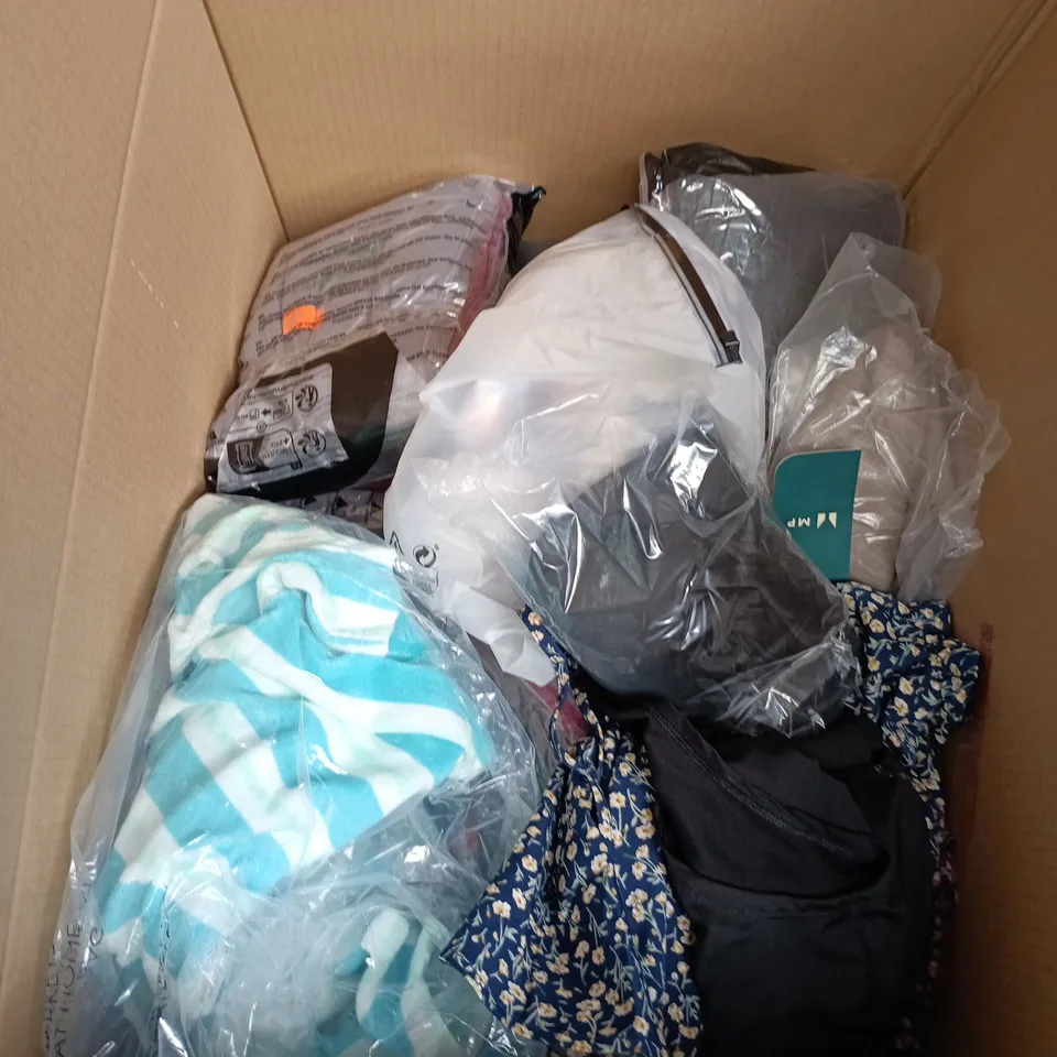 BOX OF APPROXIMATELY 20 ASSORTED CLOTHES IN VARIOUS SIZES, COLOURS AND STYLES