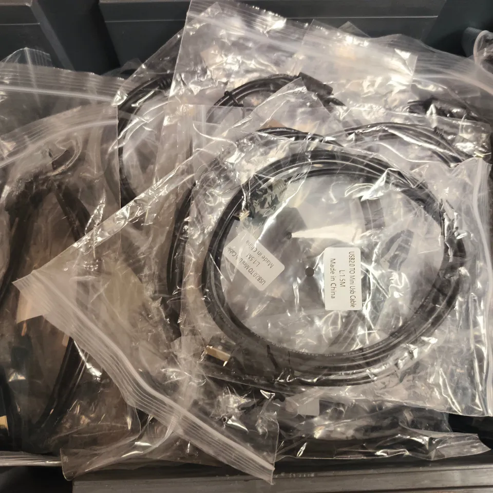 APPROXIMATELY 30 USB2.0 TO MINI USB CABLES