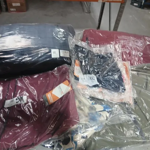 APPROXIMATELY 27 ITEMS OF ASSORTED REGATTA/DARE2B CLOTHING AND ACCESSORIES