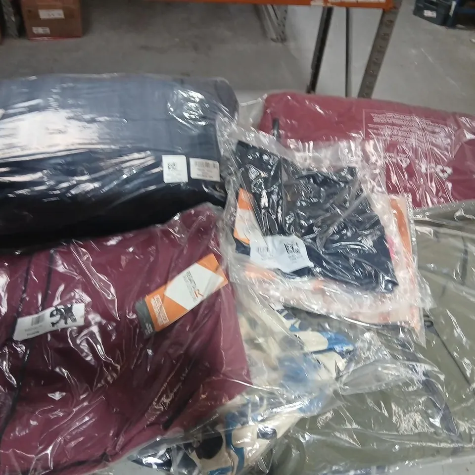 APPROXIMATELY 27 ITEMS OF ASSORTED REGATTA/DARE2B CLOTHING AND ACCESSORIES