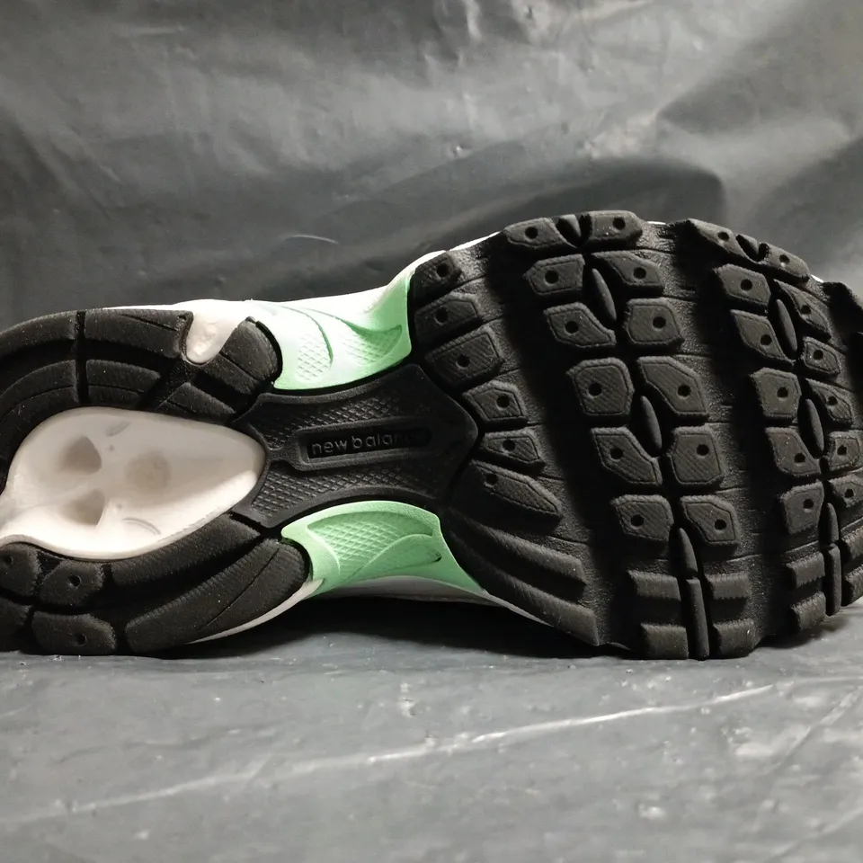 PAIR OF NEW BALANCE KIDS 530 TRAINERS IN WHITE/MINT GREEN SIZE UK 11