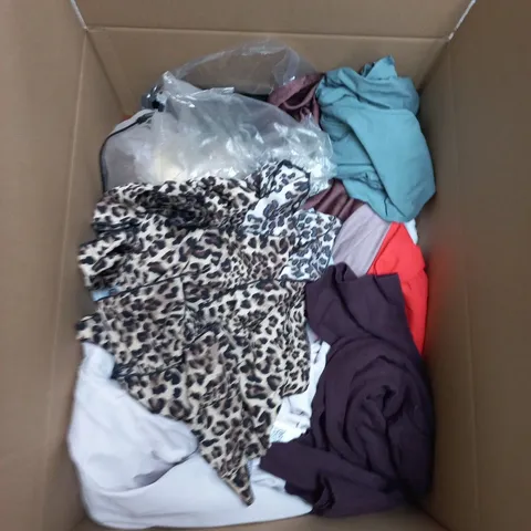 BOX CONTAINING A MIX OF APPROXIMATELY 25 ASSORTED CLOTHING ITEMS