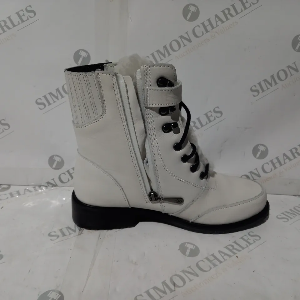 BOXED PAIR OF EMU EXPLORER WALDRON LEATHER WATERPROOF BOOTS IN COCONUT UK SIZE 6