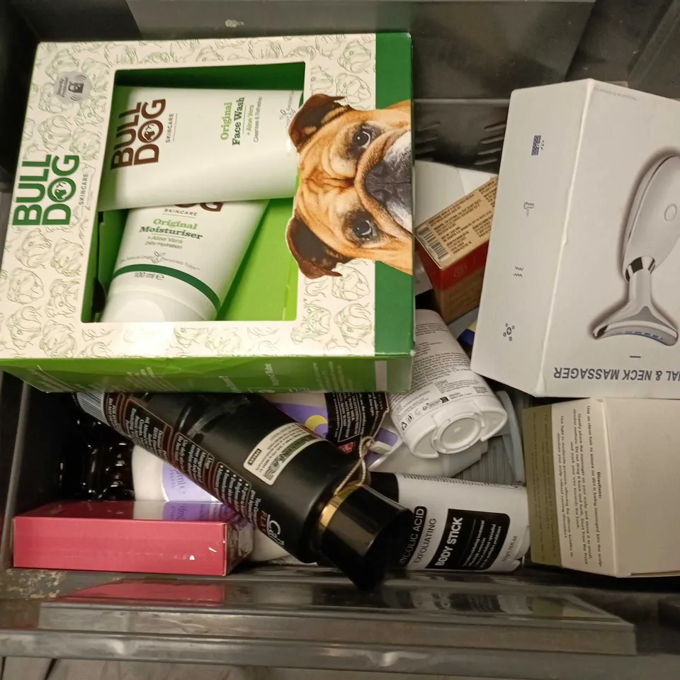 APPROXIMATELY 15 ASSORTED HEALTH & BEAUTY PRODUCTS TO INCLUDE PEARS SOAP, THE ROSEMARY COMPANY SCALP MASSAGER, BULLDOG SKINCARE SET, ETC