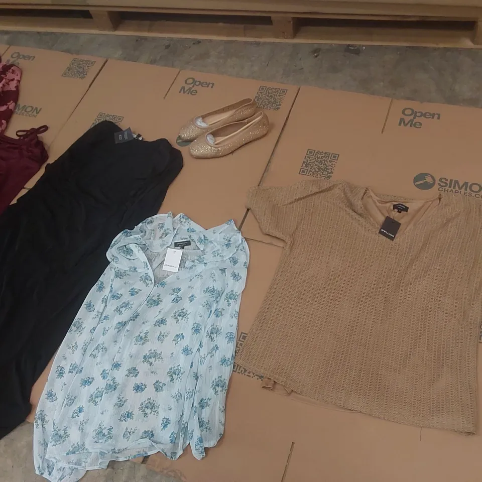 PALLET CONTAINING APPROXIMATELY 475x BRAND NEW ASSORTED DESIGNER CLOTHING ITEMS INCLUDING: JD WILLIAMS SHOES, TOPS, DRESSES ECT