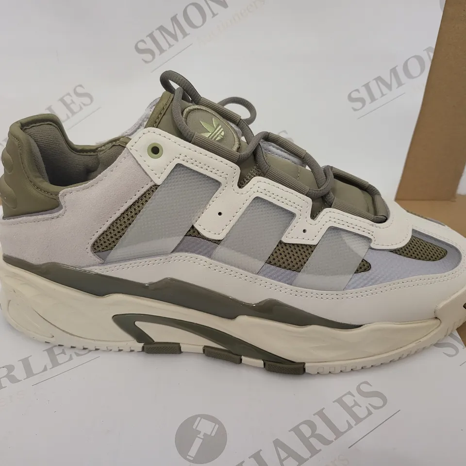 WHITE/GREEN TRAINERS IN THE STYLE OF ADIDAS - SIZE 9 UK