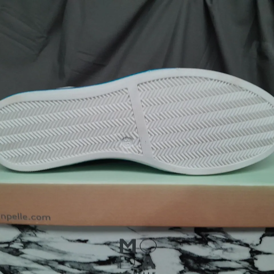 BOXED PAIR OF MODA IN PELLE ASTRIPE TEAL LEATHER TRAINERS - SIZE 6