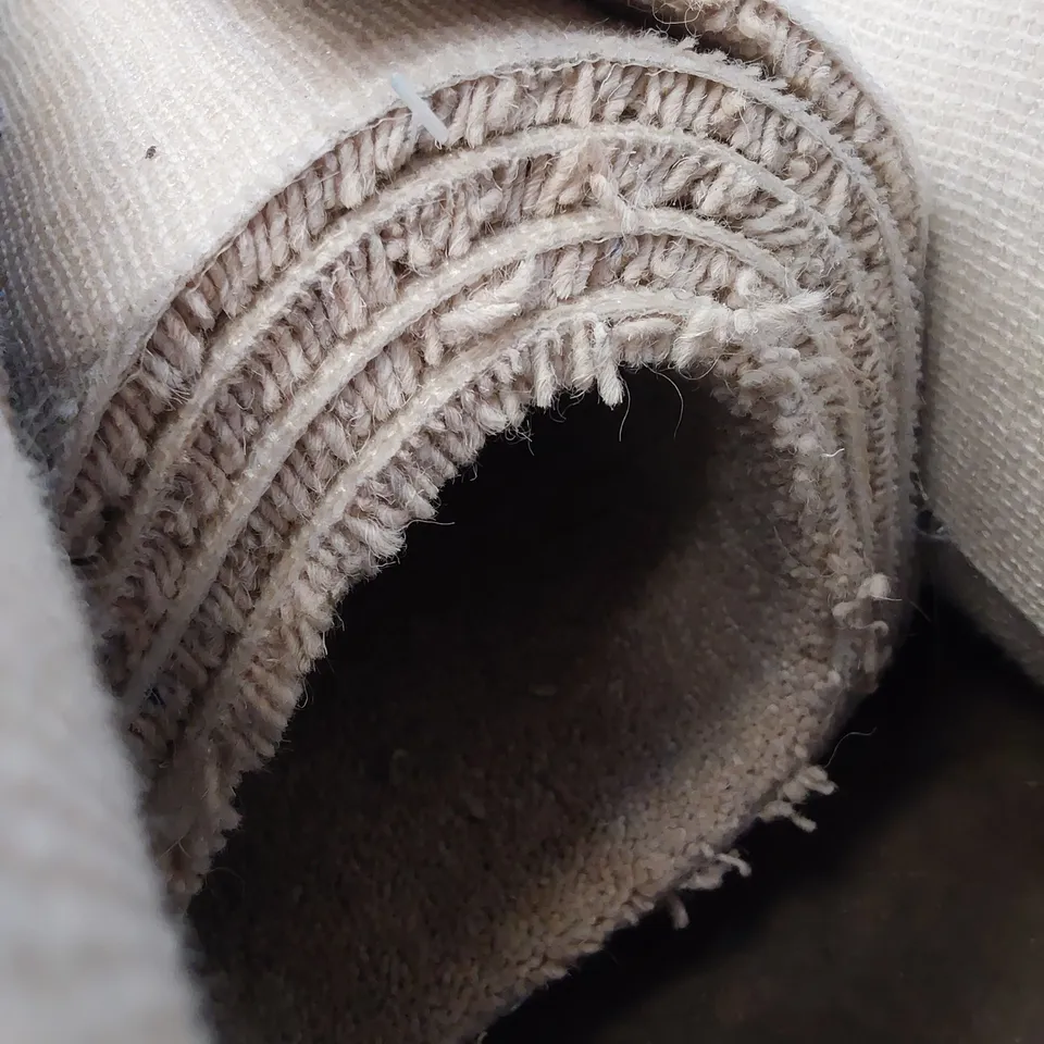 ROLL OF QUALITY LINGDALE RYESTONE CARPET APPROXIMATELY 5M × 2.87M