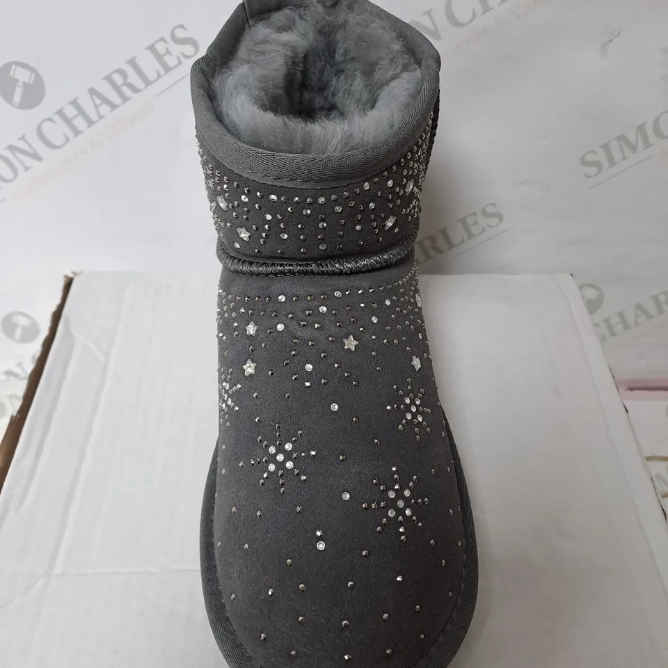 BONOVA GREY BOOTS SIZE 6 