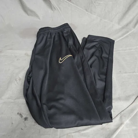 NIKE STANDARD FIT JOGGERS IN BLACK/GOLD SIZE L