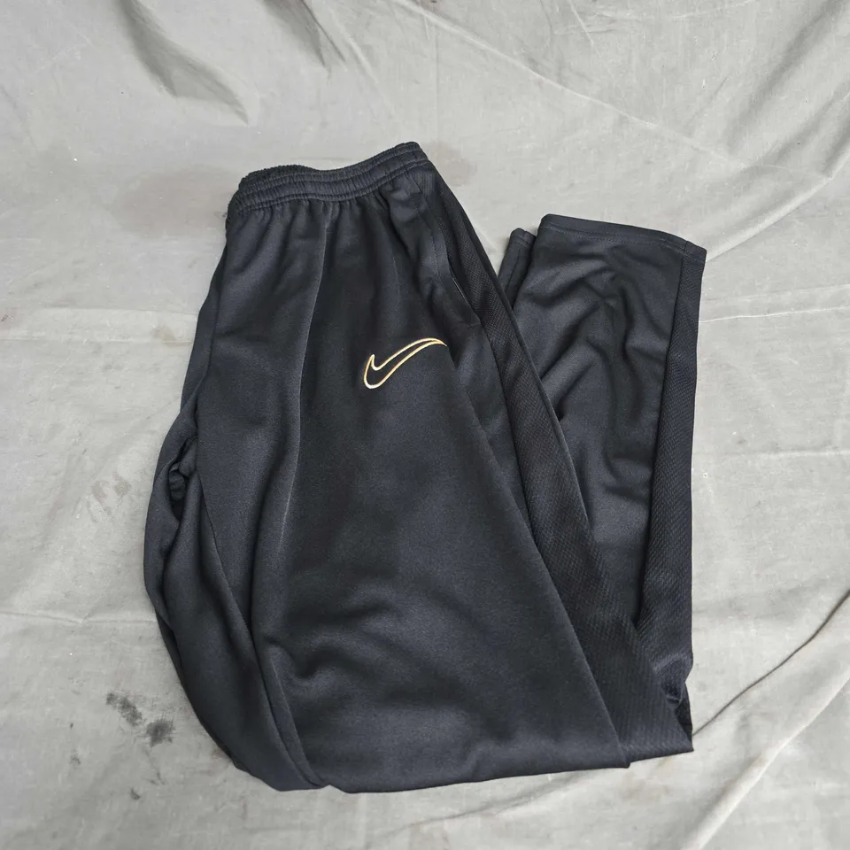 NIKE STANDARD FIT JOGGERS IN BLACK/GOLD SIZE L