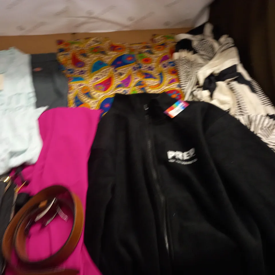 LARGE QUANTITY OF ASSORTED CLOTHING ITEM 